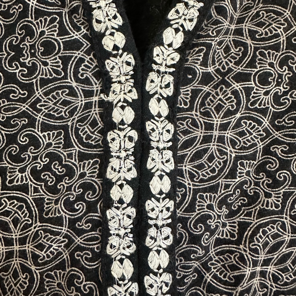 Lucky Brand | Top Black White Embroidered Long Sleeve V Neck- Size 2x - Picture 3 of 9